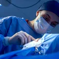 O greșeală medicală cu urmări grave! Femeia care nu mai poate închide ochii nici în somn, după o operație estetică la pleoape