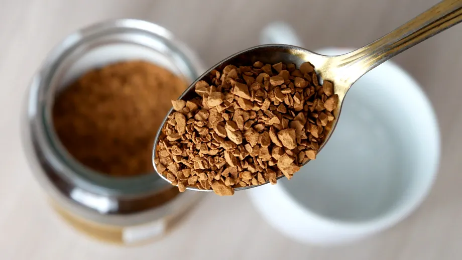 Ingredientul surpriză pe care toți îl pun în cafea pentru slăbit. Ce zice știința?