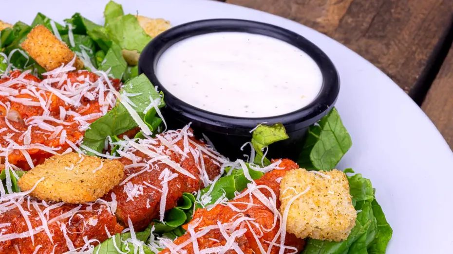 Pui Shanghai din gama Bunătăți de la Cris-Tim cu salată și sos de usturoi