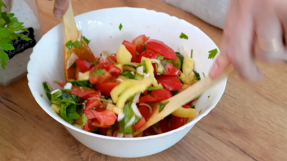 Condimentul pe care nu trebuie să-l pui niciodată în salata de roșii cu castraveți. Îi strică tot gustul