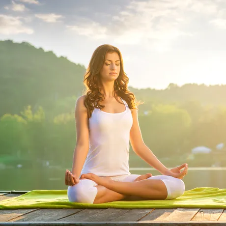 3 moduri în care yoga te-ar putea ajuta să pierzi în greutate