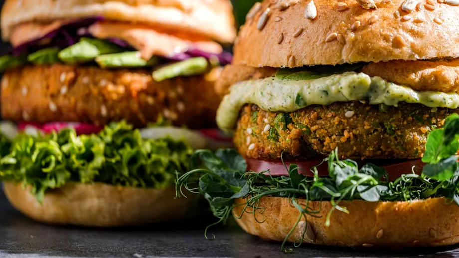 Rețeta pentru burgeri de post. Ies suculenţi şi delicioşi, chiar mai buni decât cei cu carne