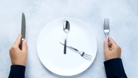 Ce se întâmplă în corpul tău când sari peste cină. Efecte îngrijorătoare pe care nu trebuie să le neglijezi