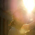 Ce haine sunt cele mai bune pe caniculă? De ce albul nu este mereu cea mai răcoroasă alegere