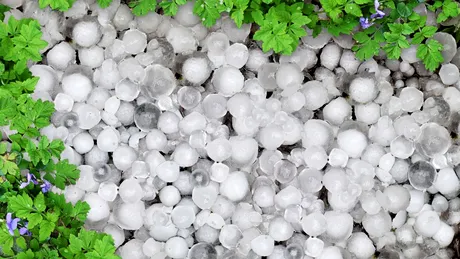 România va fi lovită de furtuni puternice și grindină. ANM a emis alerte cod portocaliu și galben