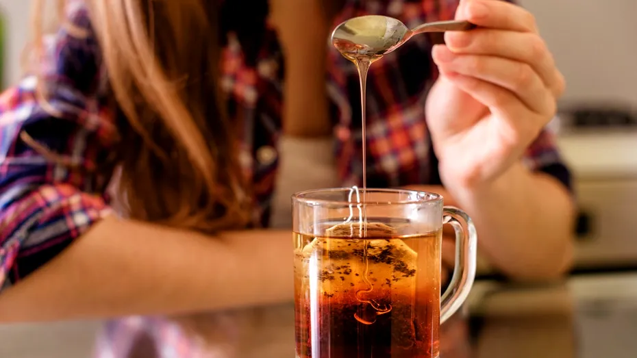 Pui miere în ceaiul fierbinte? Faci o mare greșeală! Pericolul la care te expui