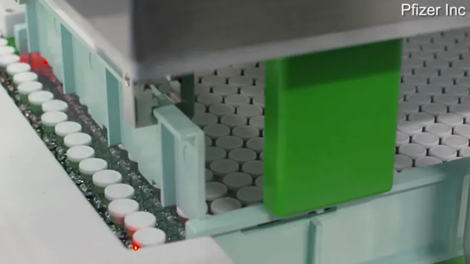 Imaginea așteptată de o lume întreagă. Primele doze de vaccin anti-COVID ies de pe linia de producție