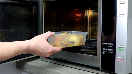 Greșeala MAJORĂ pe care o facem atunci când încălzim mâncarea. Un medic avertizează: „Efectele nu sunt vizibile pe moment”