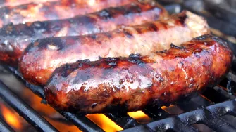 Cârnații nu vor mai ieși uscați dacă renunți la acest obicei! Cum se gătesc corect să iasă suculenți și să nu plesnească