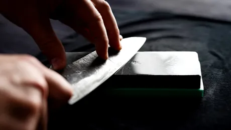 Ascute cuțitele de bucătărie folosind doar un obiect din dulapul tău. Trucul simplu care funcționează