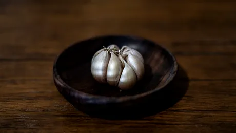 Tânăra care poate muri din cauza usturoiului. Ce este Porfiria acută intermitentă, boala incurabilă de care suferă