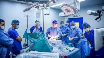 Avantajele protezării genunchiului prin chirurgie robotică ortopedică