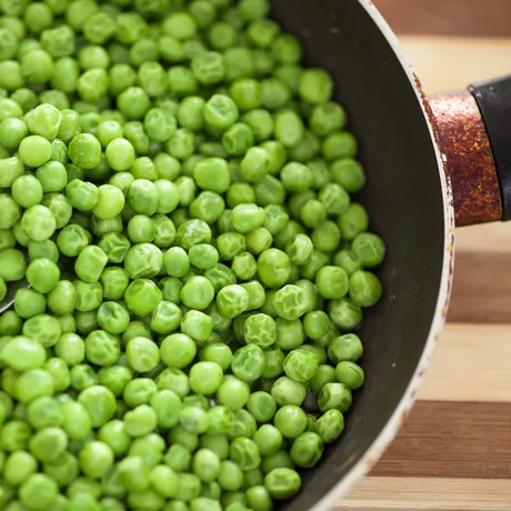 Ce să pui în tigaie când gătești mazăre congelată. Îi schimbă complet gustul!