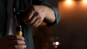 Obiectul banal pe care îl aruncăm, dar face minuni în bucătărie și frigider! De ce merită să-l păstrezi?