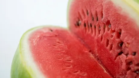 Câte calorii are o felie de pepene roșu? Mare atenție la fructul tău preferat vara aceasta