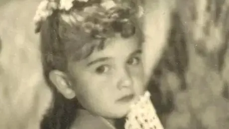 Imagine virală cu o legendă a muzicii românești. O recunoști pe fetița din fotografie?