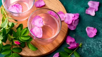 Sirop de trandafiri – rețeta din 3 ingrediente. La ce poate fi folosit acest sirop parfumat