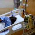 Tânăra din Craiova, care ar fi luat o bacterie periculoasă la un festival, e în stare gravă! Aparatul ECMO o ţine în viaţă