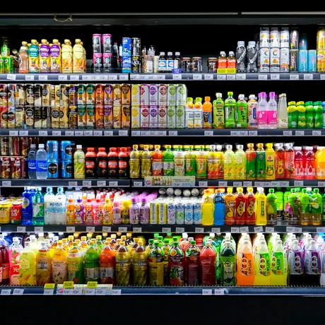 Avertisment pentru cei care consumă aceste băuturi! Îmbătrânesc creierul prematur și îl atrofiază