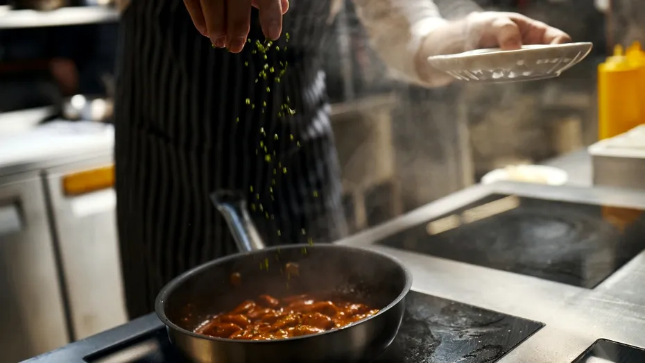 Rețeta spaniolă de fasole cu cârnați. Trucul care păstrează boabele întregi