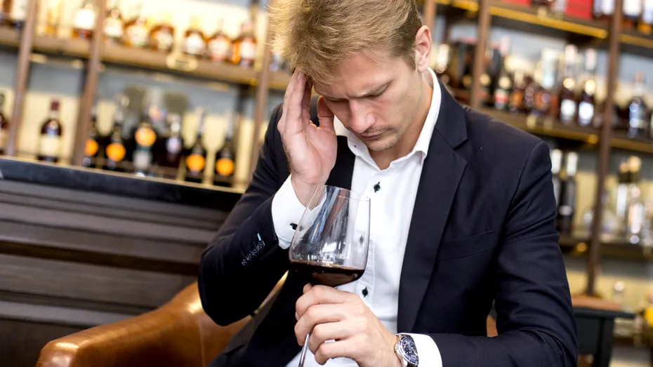 Cum eviți durerile de cap după ce bei vin? Motivul surprinzător pentru care femeile își revin mai greu din mahmureală