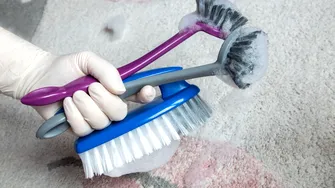 Soluția făcută acasă care scoate petele din covor în doar 10 minute