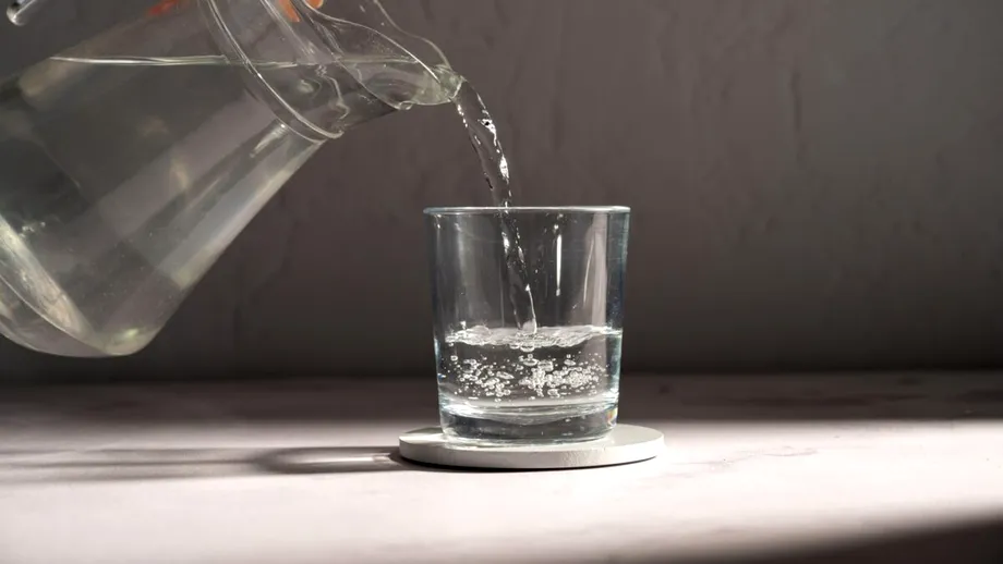 De ce își pierd băuturile carbogazoase bulele? Explicația științifică