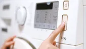 Trucul care te ajută să economisești curent de fiecare dată când pornești mașina de spălat rufe