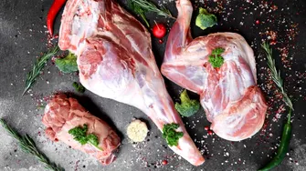 Nu-ți place gustul puternic de miel? Iată cum poți pregăti carnea pentru a reduce aroma intensă