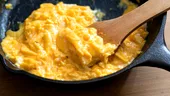 Ingredientul cremos pe care să-l pui în omletă să iasă pufoasă. Trucul secret al marilor bucătari