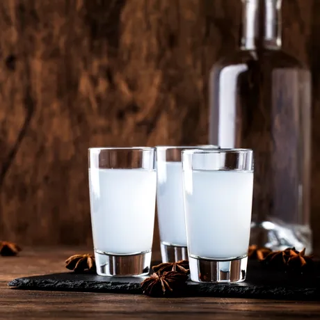 Cum să utilizezi vodca pentru a curăța locuința. Metodele geniale prin care poți scăpa de mucegai și petele de grăsime