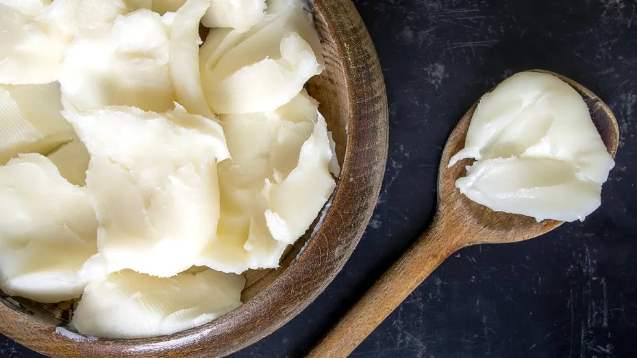 Grăsimea mai sănătoasă decât portocalele, varza roșie sau mazărea. Românii o mănâncă pe pâine