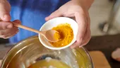 Condimentul lăudat ca remediu natural pentru inflamații, dureri articulare și tulburări de dispoziție. Costă sub 20 de lei și trebuie să-l consumi 14 zile pentru a-și face efectul