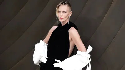 Charlize Theron a atras toate privirile la premiera „The Odyssey”. Actrița, fotografie topless din culise, la 50 de ani