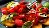 Pui oțet în salata de roșii? De ce poate provoca disconfort și cu ce îl poți înlocui