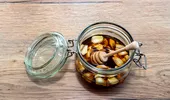 Rețeta bunicii: usturoi pus în miere. Cum se prepară amestecul și de ce este atât de popular