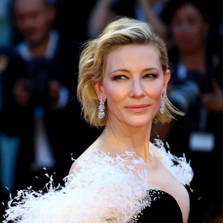 Divă pe covorul roșu, gospodină acasă. Cate Blanchett se trezește la 5 ca să-și hrănească găinile