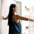 7 lucruri pe care le faci greșit când aerisești casa vara. Când este, de fapt, cel mai bun moment să deschizi geamurile