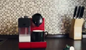 Soluția simplă care îți poate salva cafeaua de dimineață. Cum îți cureți corect cafetiera acasă