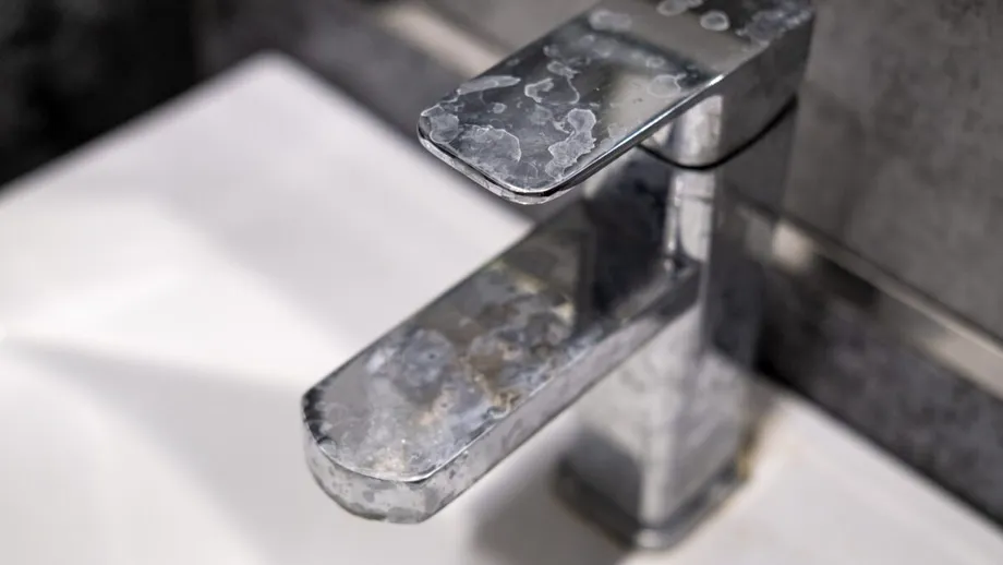 Cel mai simplu truc ca să cureți robinetul de la chiuvetă! Amestecul de 3 lei care te salvează