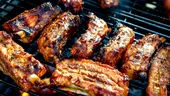 Atenție - nu carbonizați carnea la grătar! Profesorul Mencinicopschi: „În arsură sunt compuși cancerigeni”