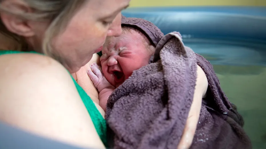 Care sunt avantajele nașterii naturale în apă. Tot ce trebuie să știi