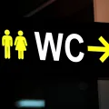 A cumpărat un fost WC public cu 35.000 de lire și l-a transformat într-o locuință modernă cu două dormitoare. Acum vrea să obțină aproape de zece ori mai mult