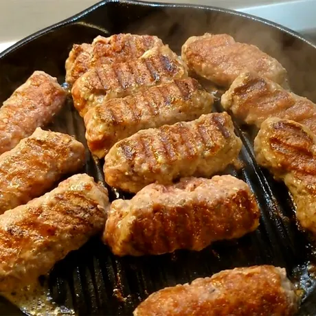 Rețeta de mici studențești. Cum să faci mici din parizer și salam