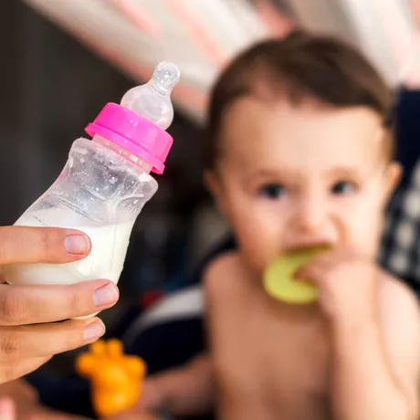 Lapte praf pentru bebeluși, retras din magazine! Ar fi contaminat cu o toxină