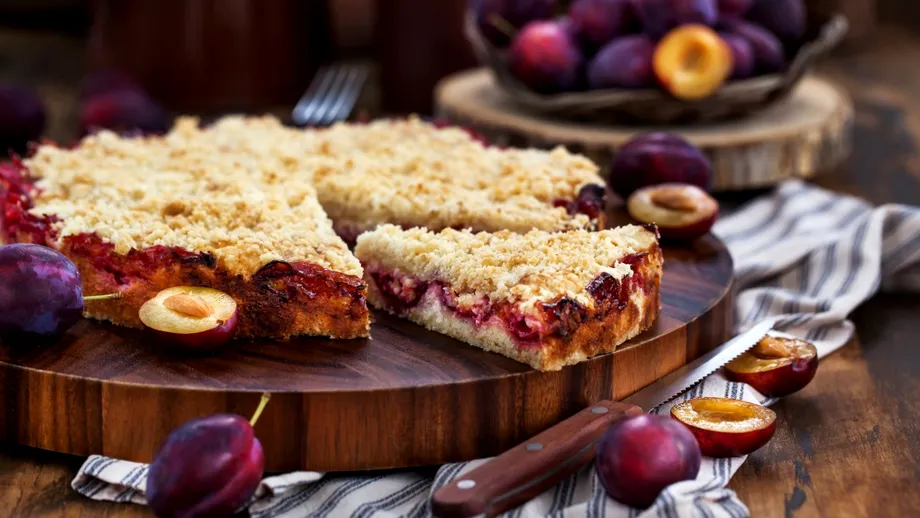 Prăjitură germană cu prune, budincă de vanilie și crumble. Desertul fin care merge perfect lângă cafea