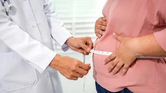 Dincolo de calorii: cauzele psihologice ale kilogramelor în plus și mecanismele emoționale din spatele lor