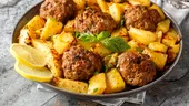 Chiftele grecești la cuptor cu cartofi. Rețeta aromată care transformă o masă simplă într-un festin