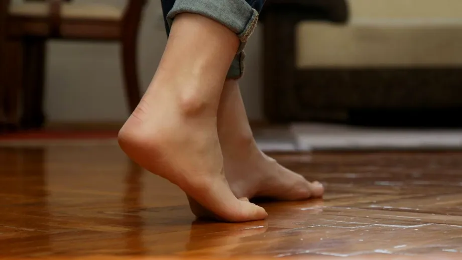 Mersul desculț prin casă, un risc pentru sănătatea picioarelor? Ce spun podiatrii