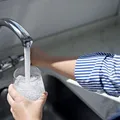 De ce trebuie să lași un pahar cu apă lângă chiuvetă atunci când pleci în vacanță. Trucul e mai util decât credeai